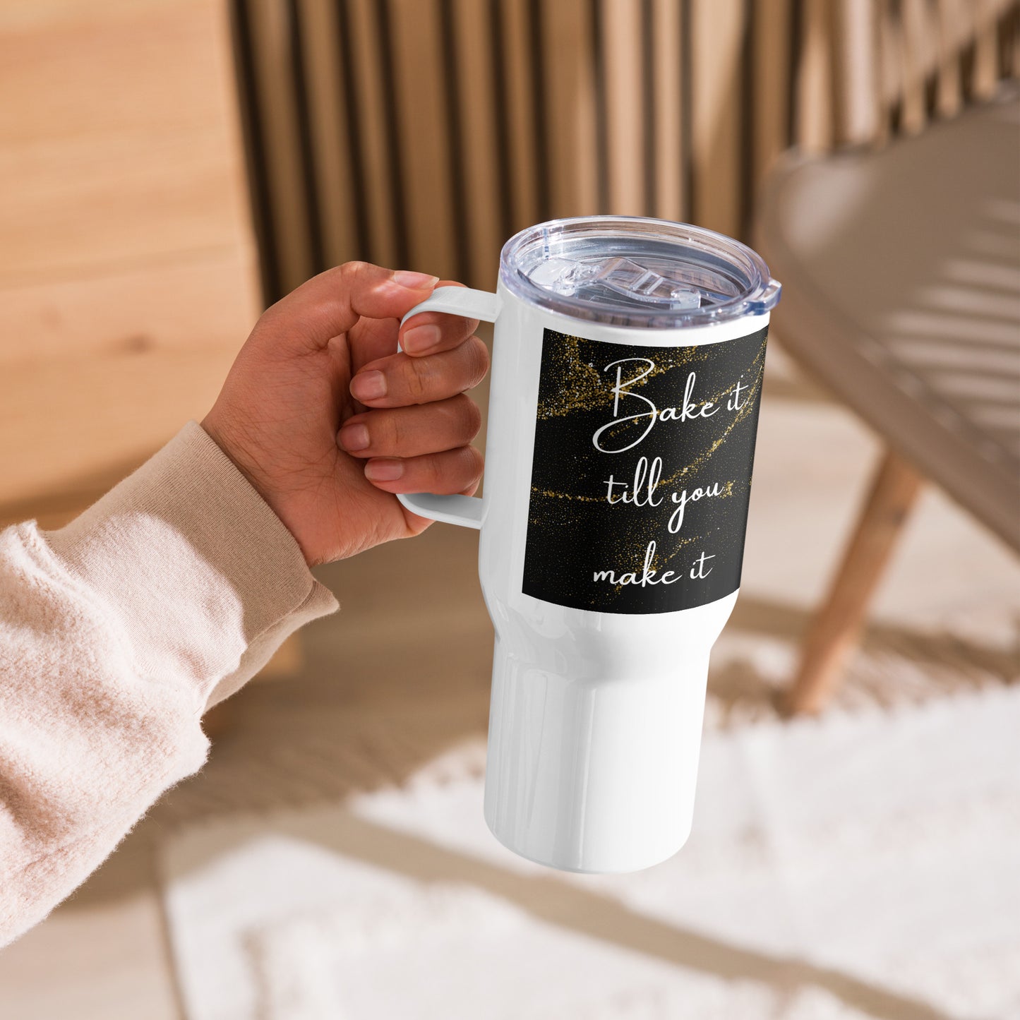 Travel mug with a handle